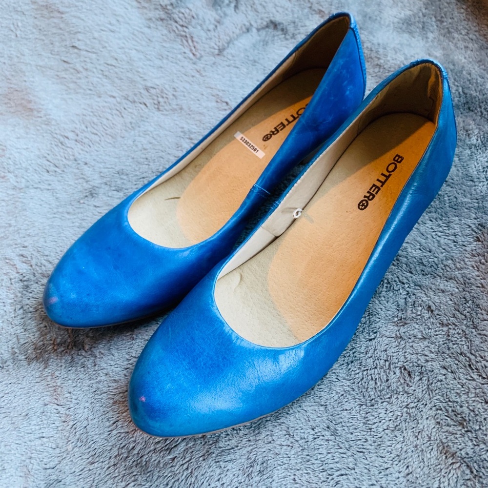 Leather blue pump